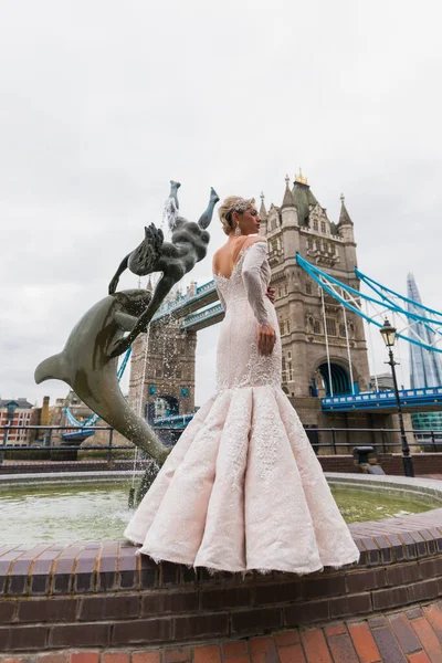 Noiva Vestido Marfim Fundo Tower Bridge Menina Com Uma Fonte — Fotografia de Stock
