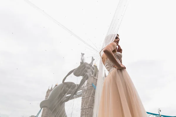 Panna Młoda Brzoskwiniowej Sukience Tło Tower Bridge Dziewczyna Fontanną Delfinów — Zdjęcie stockowe