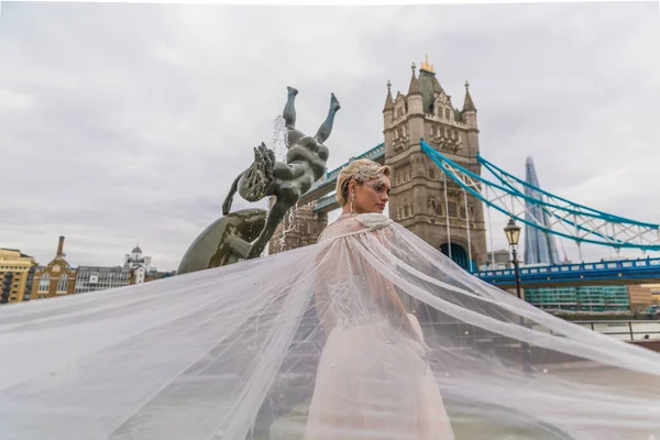 Panna Młoda Brzoskwiniowej Sukience Tło Tower Bridge Dziewczyna Fontanną Delfinów — Zdjęcie stockowe