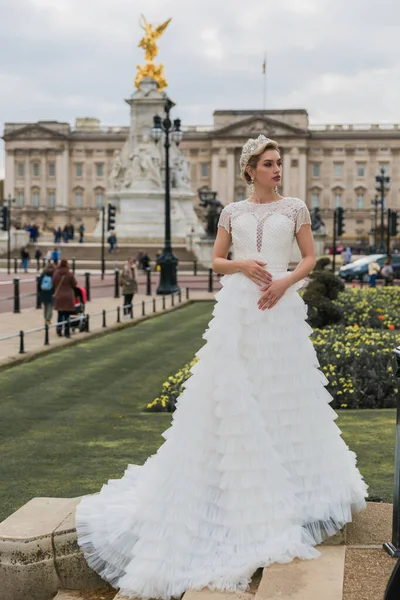 Noiva Vestido Noiva Branco Fundo Palácio Buckingham — Fotografia de Stock
