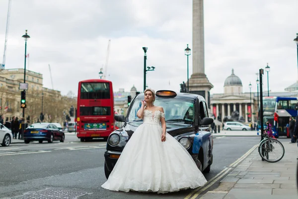 白いウェディングドレス バックグラウンドタクシー トラファルガー広場 国立美術館の花嫁 — ストック写真