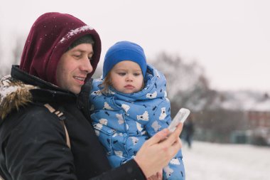Sevgi dolu bir baba kızını kollarında tutuyor.