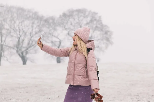 Kvinna Pulverjacka Gör Selfie Bakgrund Vinter — Stockfoto