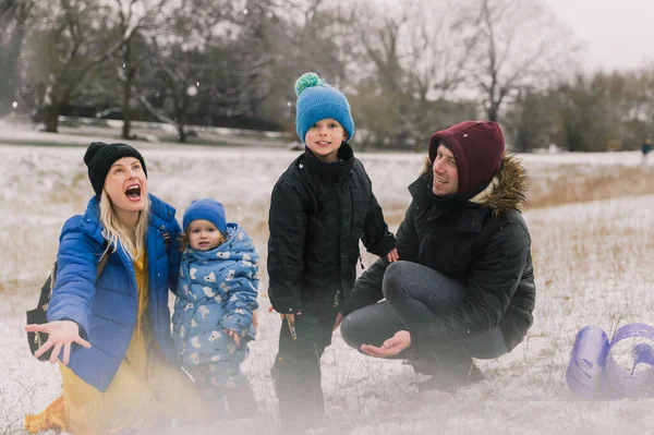 Young Family Throw Snow Air — Stock Photo, Image