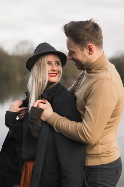 Caballero Cubriendo Novia Con Una Chaqueta Frío Día Otoño Muelle —  Fotos de Stock