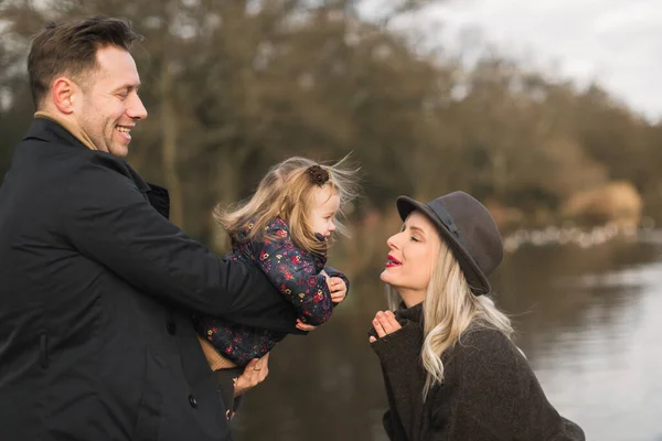 Vader Houdt Het Kind Bij Moeder — Stockfoto