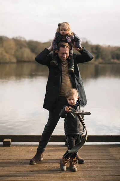 Boldog Apa Kislányával Kefél Apa Gyerekekkel — Stock Fotó