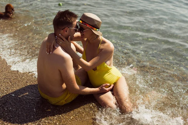 Jovem Casal Grávida Está Sentado Junto Oceano — Fotografia de Stock