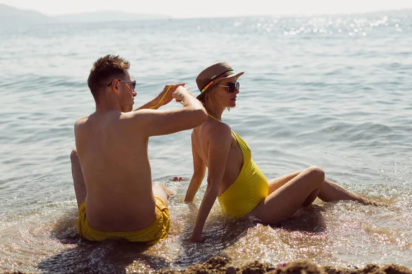 Junge Schwangere Paare Sitzen Meer Der Mann Bindet Seiner Frau — Stockfoto