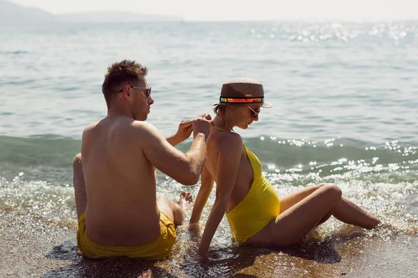 Feliz Joven Pareja Embarazada Está Sentada Junto Mar — Foto de Stock