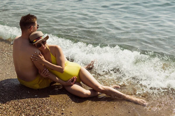 Junges Schwangeres Paar Sitzt Meer Und Chillt — Stockfoto