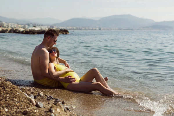 Das Glückliche Junge Schwangere Paar Sitzt Meer Und Chillt — Stockfoto