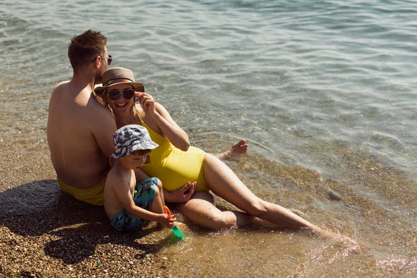 Die Glückliche Junge Schwangere Familie Sitzt Meer Und Chillt — Stockfoto