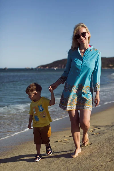 Joven Feliz Camina Con Sobrino Junto Mar — Foto de Stock