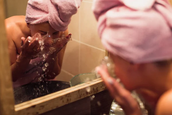 Close Zicht Jonge Vrouw Die Haar Gezicht Wast Door Het — Stockfoto