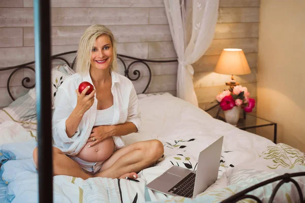 Jeune Femme Enceinte Souriante Est Assise Dans Lit Utilisant Ordinateur — Photo