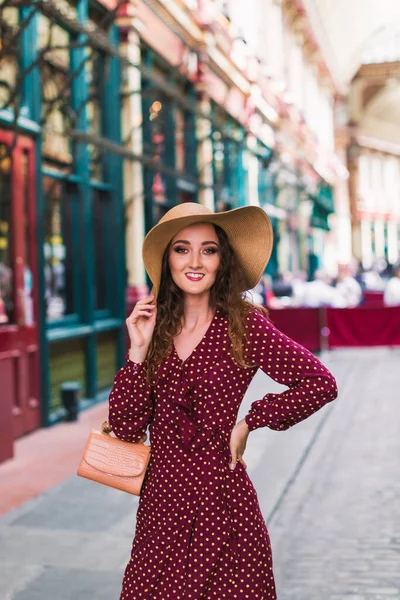 Stilvolle Frau Mit Hut Und Gepunktetem Kleid Schönheit Gepunktetes Kleid — Stockfoto