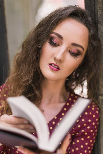 Stilvolle Frau Einem Gepunkteten Kleid Hält Ein Offenes Buch Schönheit — Stockfoto