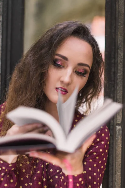 Stilvolle Frau Einem Gepunkteten Kleid Hält Ein Offenes Buch Schönheit — Stockfoto