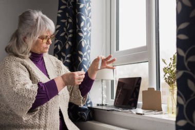 Coronavirus testi yapan bir kadın. COVID-19.