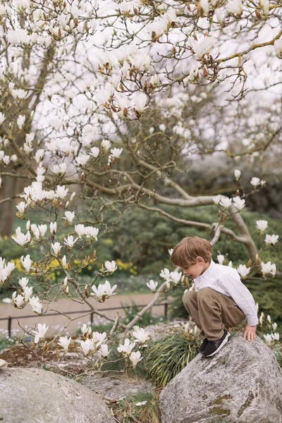 Niño Rubio Con Camisa Blanca Pantalones Pana Cuclillas Aire Libre — Foto de Stock