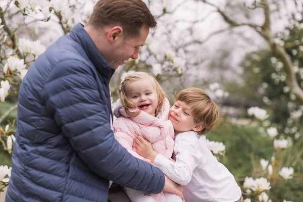 Een Gelukkige Jonge Vader Die Zijn Dochter Schoot Houdt Als — Stockfoto