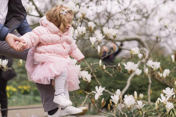 Gelukkige Jonge Vader Die Hand Van Zijn Dochter Vasthoudt Warm — Stockfoto