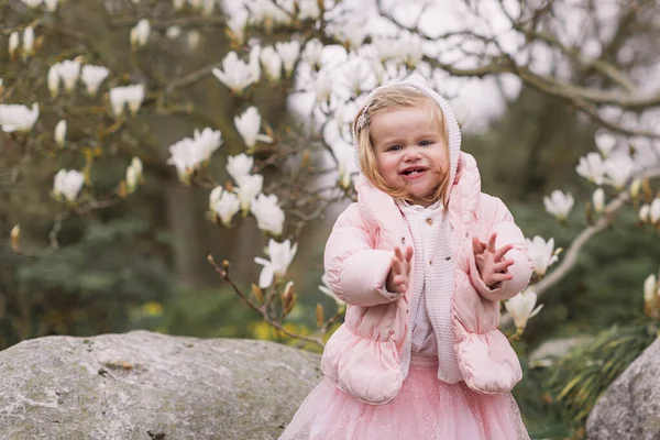 Söt Blond Liten Flicka Rosa Kjol Och Jacka Står Utomhus — Stockfoto