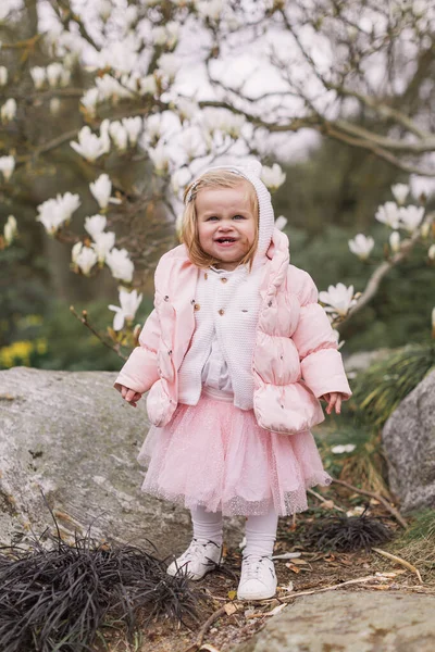 Linda Niña Rubia Una Falda Rosa Chaqueta Pie Aire Libre —  Fotos de Stock