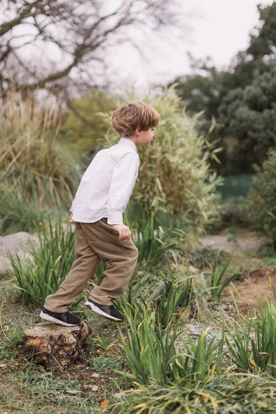 Niño Rubio Con Camisa Blanca Pantalones Pana Corre Aire Libre — Foto de Stock