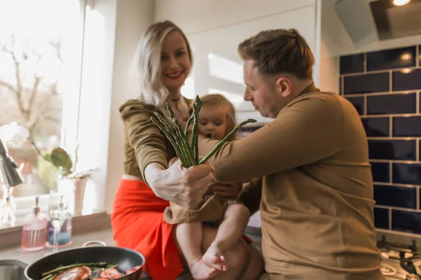 Familia Joven Cocina Una Mujer Con Una Hija Pequeña Sienta — Foto de Stock