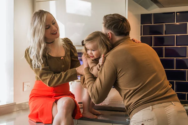 Una Familia Feliz Padre Toma Hijita Brazos Adentro Cocina — Foto de Stock