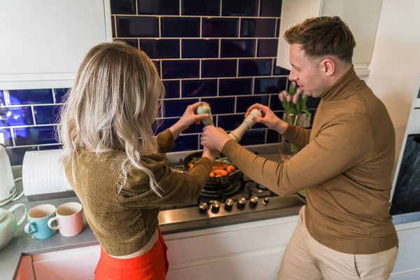 Jeune Couple Préparant Manger Dans Cuisine Nourriture Poivre Homme Femme — Photo