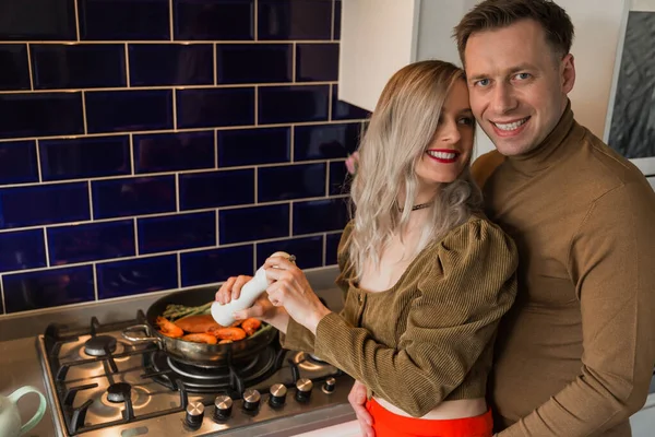 若いカップルは台所で食べ物を準備する ペッパーの食べ物 男と女 — ストック写真