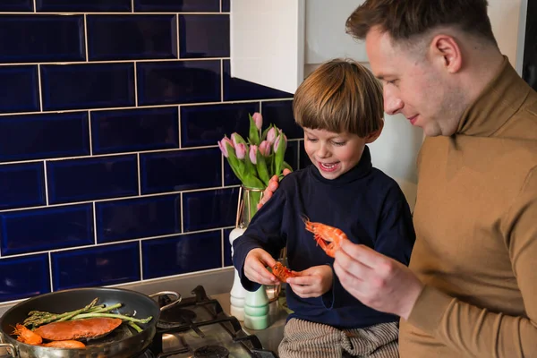 Une Famille Heureuse Papa Jeune Fils Préparent Délicieux Repas Dans — Photo