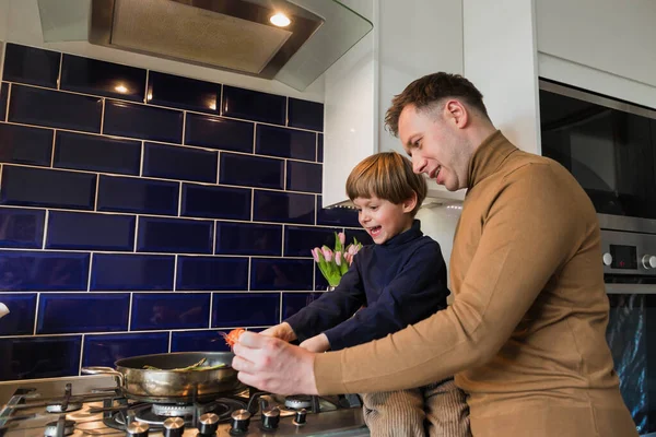 Une Famille Heureuse Papa Jeune Fils Préparent Délicieux Repas Dans — Photo