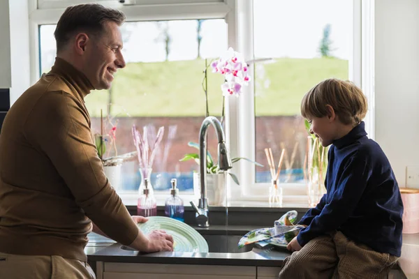 Jeune Père Lave Vaisselle Avec Son Fils Parent Communication — Photo