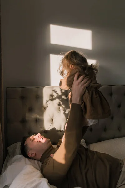 Щасливий Батько Піднімає Свою Маленьку Доньку Лежить Ліжку Радість День — стокове фото