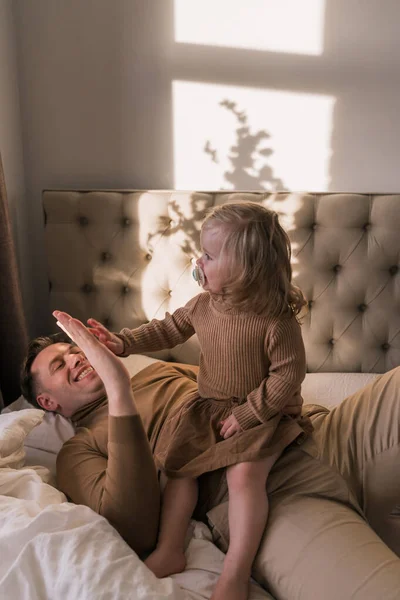 Щасливий Батько Грає Своєю Маленькою Донькою Лежачи Ліжку Дає Ять — стокове фото