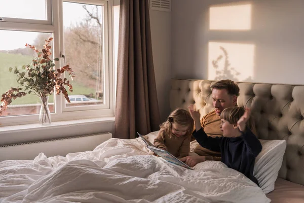 Щасливий Тато Читає Книжку Дітям Які Лежать Ліжку Тату Сину — стокове фото