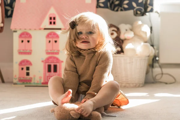 Leuk Blond Peutermeisje Een Lichtbruine Trui Grond Zitten Met Teddy — Stockfoto