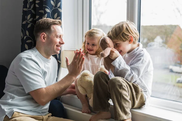 Kinder Sitzen Auf Der Fensterbank Glücklicher Papa Der Mit Kindern — Stockfoto