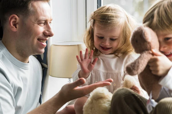 Kinder Sitzen Auf Der Fensterbank Glücklicher Papa Der Mit Kindern — Stockfoto