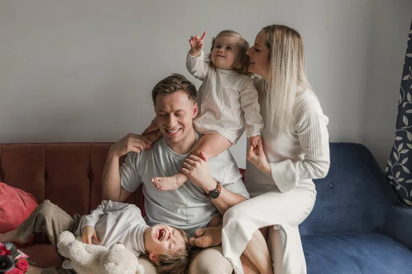 Glückliche Junge Familie Mit Zwei Kindern Hause Fröhlichkeit — Stockfoto