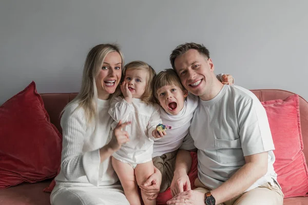 家庭で2人の子供を持つ幸せな若い家族 — ストック写真