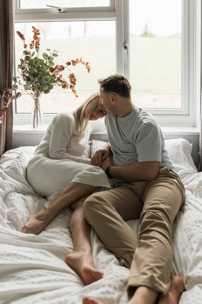 Una Familia Joven Hombre Mujer Sentados Cama —  Fotos de Stock