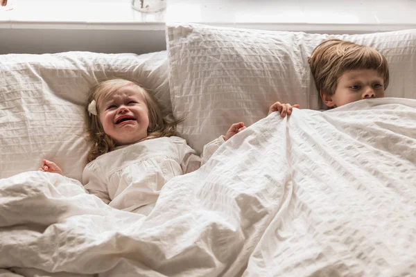 Picture Two Siblings Boy Lying Bed His Little Sister Little — Stock Photo, Image