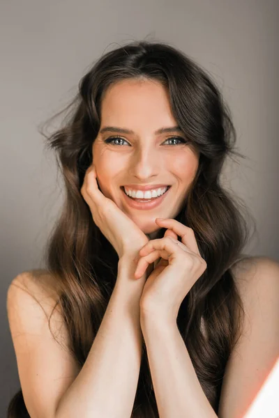 Retrato Una Joven Morena Sonriente Modelo Mirada Encantada Mirando Cámara — Foto de Stock