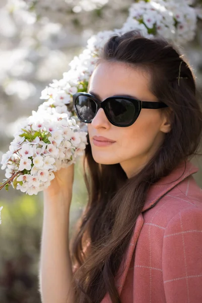 Portrét Krásné Mladé Brunetky Modelky Klasickém Růžovém Kostkovaném Saku Sluneční — Stock fotografie