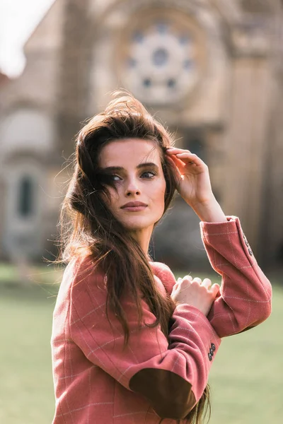 Портрет Красивой Молодой Брюнетки Модели Классической Клетчатой Розовой Куртке Нашивками — стоковое фото